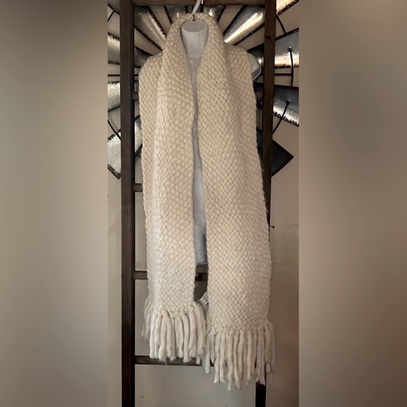 Forever 21 chunky knit crochet scarf long fringe cream soft new with tag - Picture 3 of 4